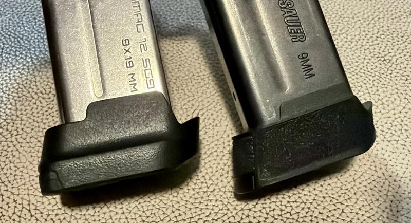 Baseplate differences: Magpul (silver), Sig(black)