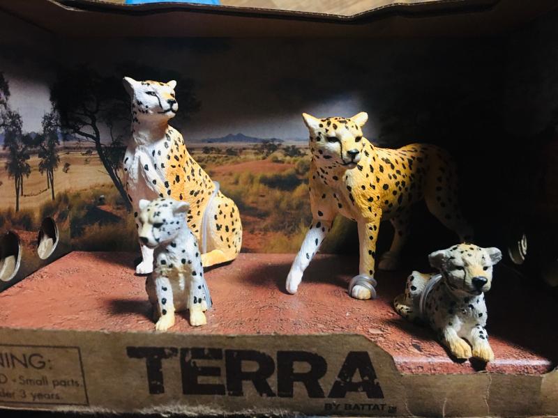 Terra by Battat – 4 Pcs Cheetah Toys Family Set - Plastic Cheetah Figurines  – Realistic Zoo Animals – Collectible Safari Animals Figures for Kids 3+