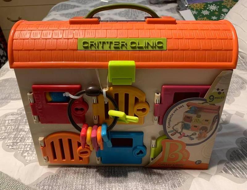 Critter clinic toy store vet play set