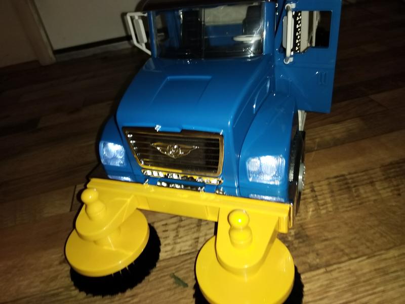 Street sweeper best sale toy truck tonka