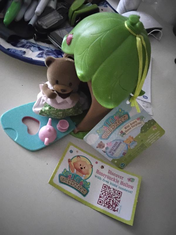 リトルリズン Lil Woodzeez Bobbleez Mini Acorn House Surprise Mystery Pack