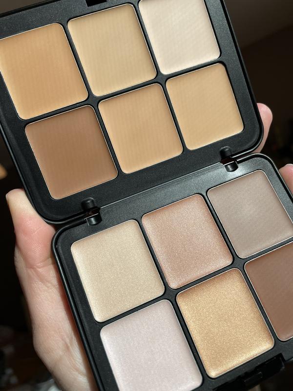 Everyday Cream Foundation Palette, plus conceal and contour. Shown in Warm  Undertones HD Super Palette. It provides a full, yet natural l