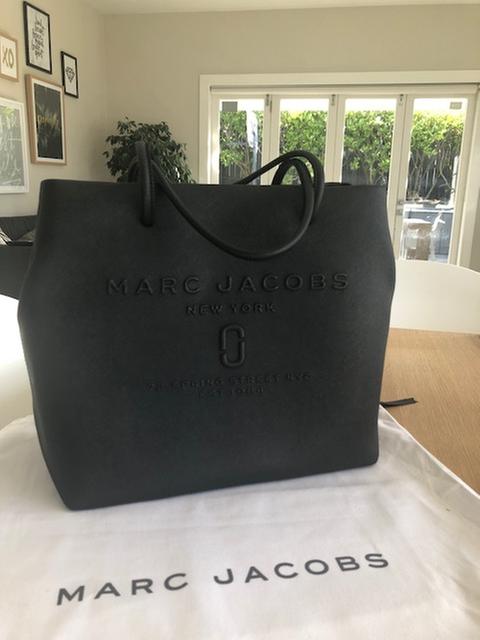 Marc Jacobs Logo Shopper East/west Tote in Gray