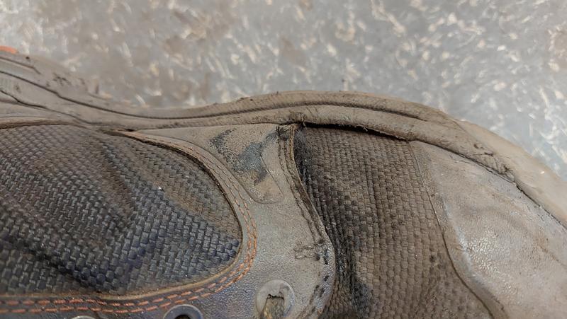 Ridge/dimple at end of steel toe