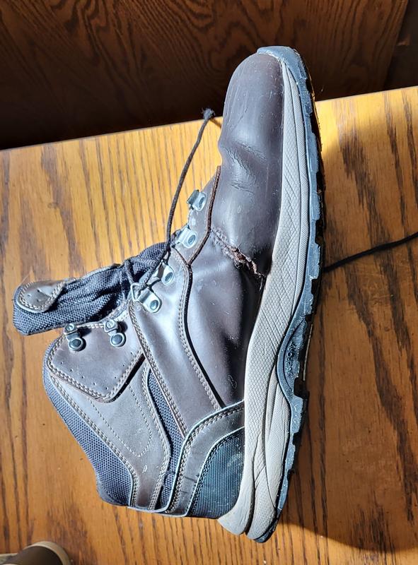 Here is the unsewn area. This happened on both boots. GARBAGE!