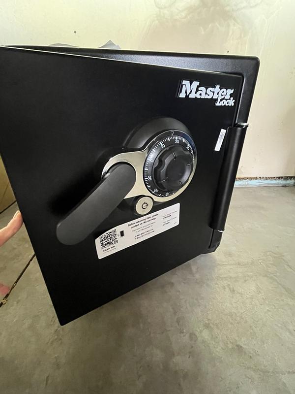 Master Lock 1.2-cu ft Fire Resistant Waterproof Home safe with ...