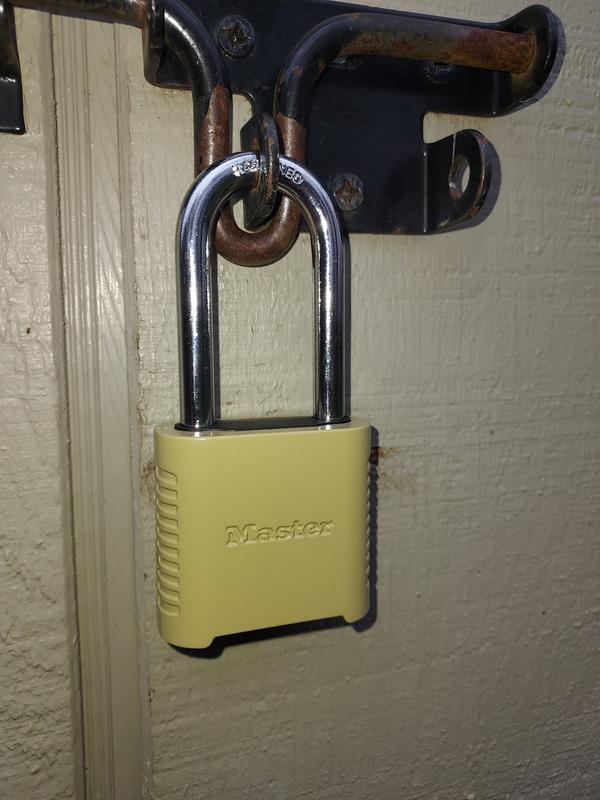2 inch shackle clearance provides ample space.