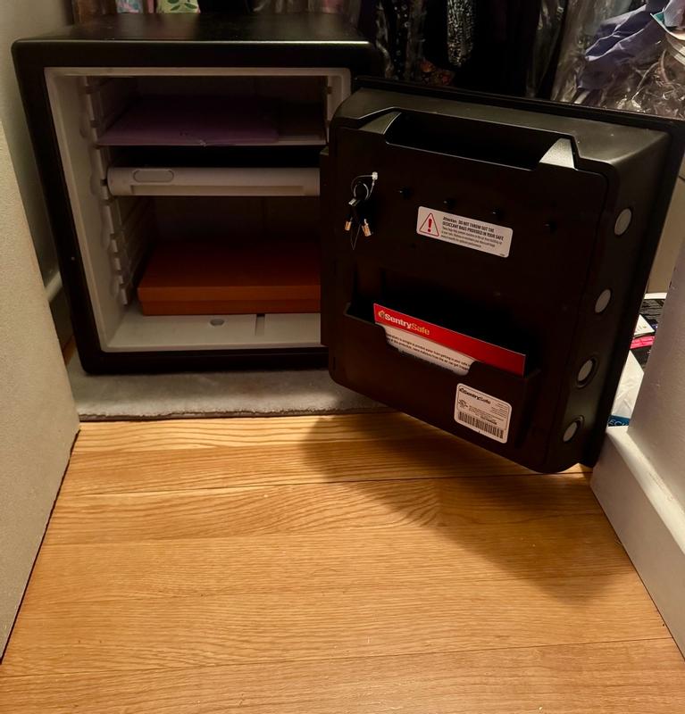 Master Lock 1.2-cu ft Fire Resistant Waterproof Home safe with ...