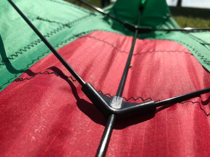 If you don't orient the center piece this way when installing the wing struts the kite will flip over and nose dive.