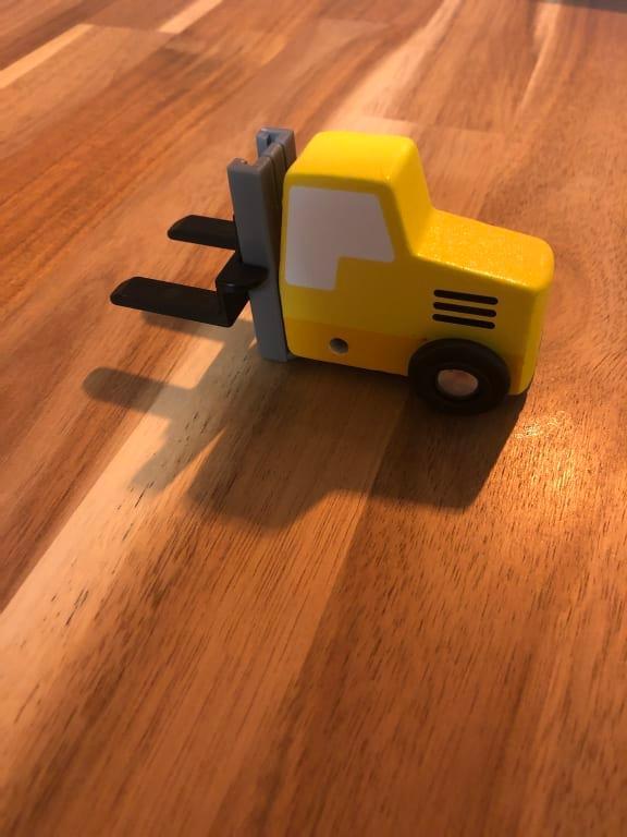 Melissa & Doug Transportador De Vehículos De Emergencias, Juguete De Camion Tractor Remolcador De 2 Niveles Con 4 Vehiculos Juguete De Madera Automoviles Y Camiones