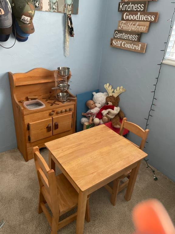 I bought this set to match with the 30 year old kitchen my girls played with