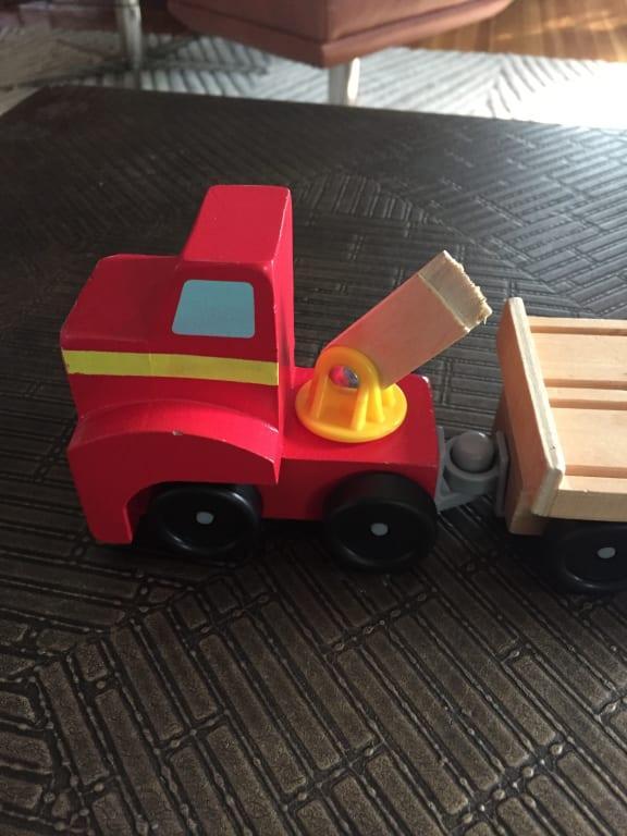 melissa & doug magnetic car loader