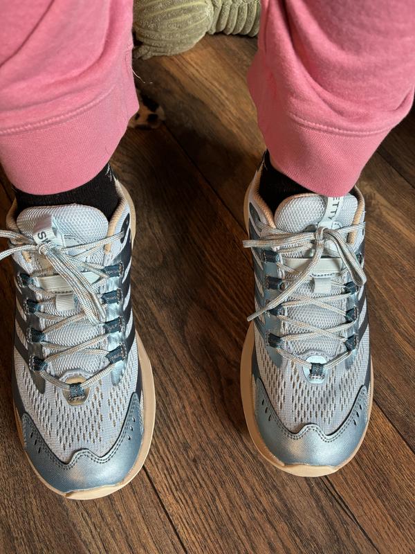 Customer photo for "BEAUTIFUL Blue Shoe and SOLID"