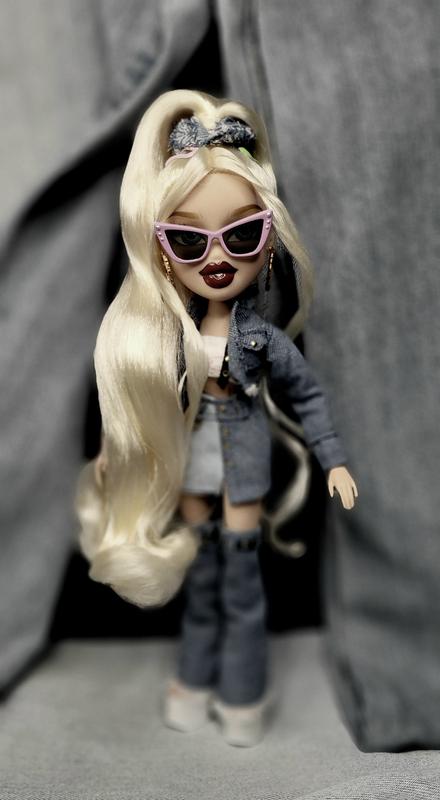 Bratz Alwayz Cloe Fashion Doll with 10 Accessories and Poster