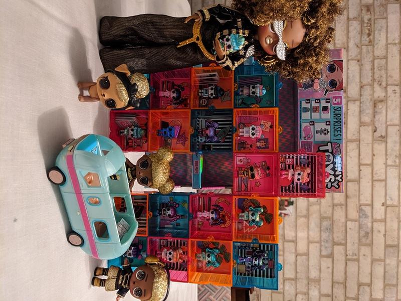 The L.O.L. Suprise Bee family checking out their new Tiny Toys!