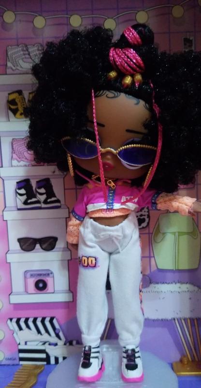 Love the pink strands of hair