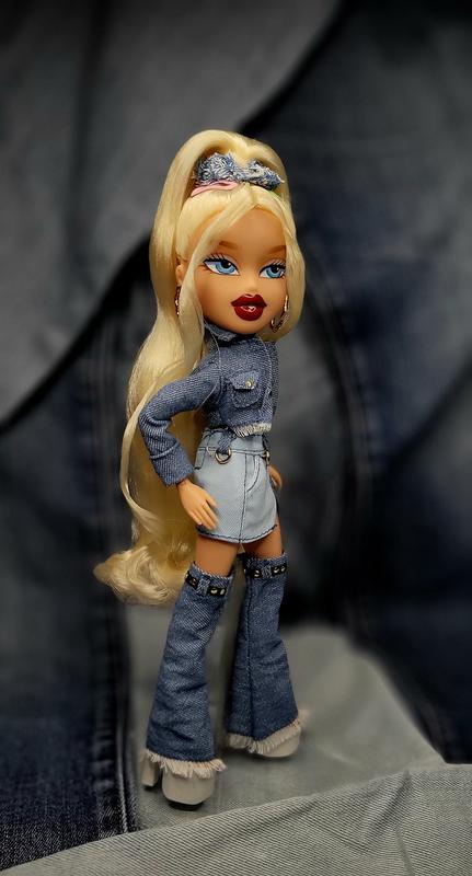 Alwayz Bratz Cloe Fashion Doll with 10 Accessories and Poster 