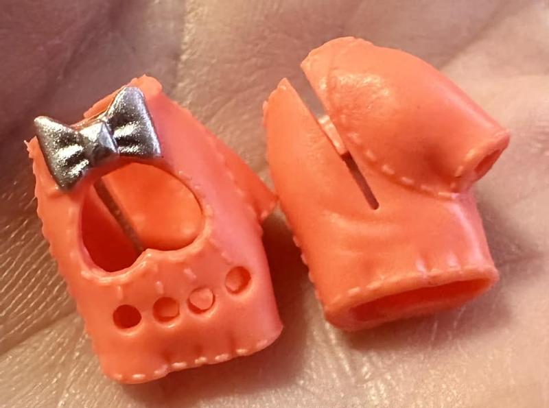 the gloves have the opening in the back for easy putting on