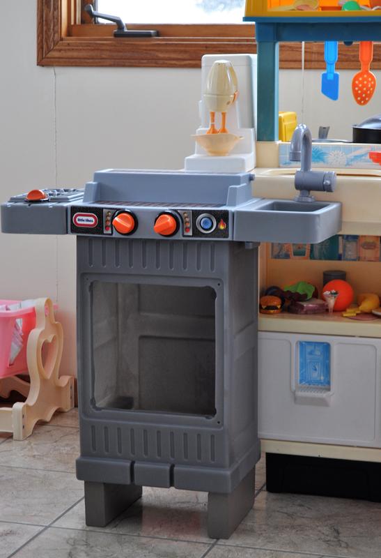 little tikes kitchen with grill on side