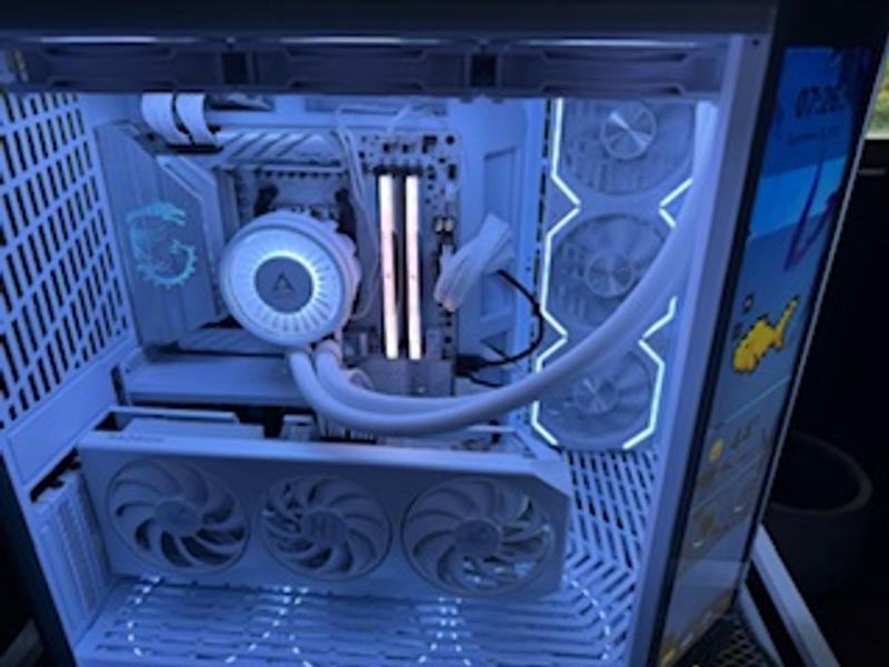 PowerColor AMD Radeon RX 9070 XT Hellhound Spectral White