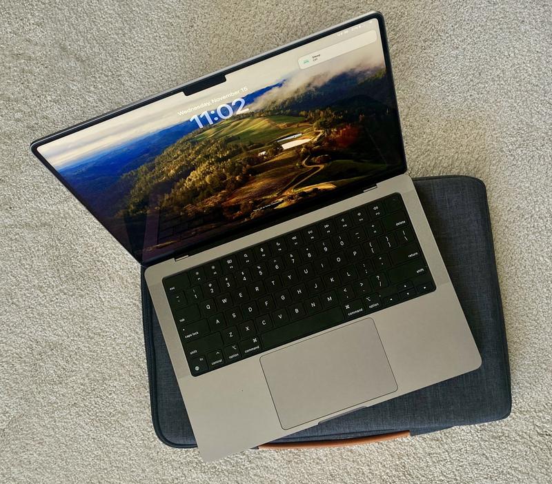 Apple MacBook Pro MKGQ3LL/A (Late 2021) 14.2