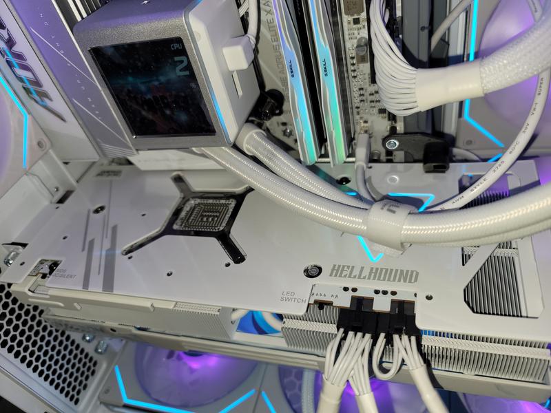 PowerColor AMD Radeon RX 7900 XT Hellhound Spectral White PowerColor AMD Radeon RX 7900 XT Hellhound Spectral White