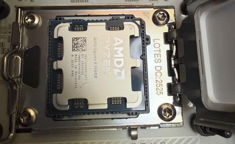 AMD Ryzen 9 9950X Granite Ridge AM5 4.30GHz 16-Core Boxed