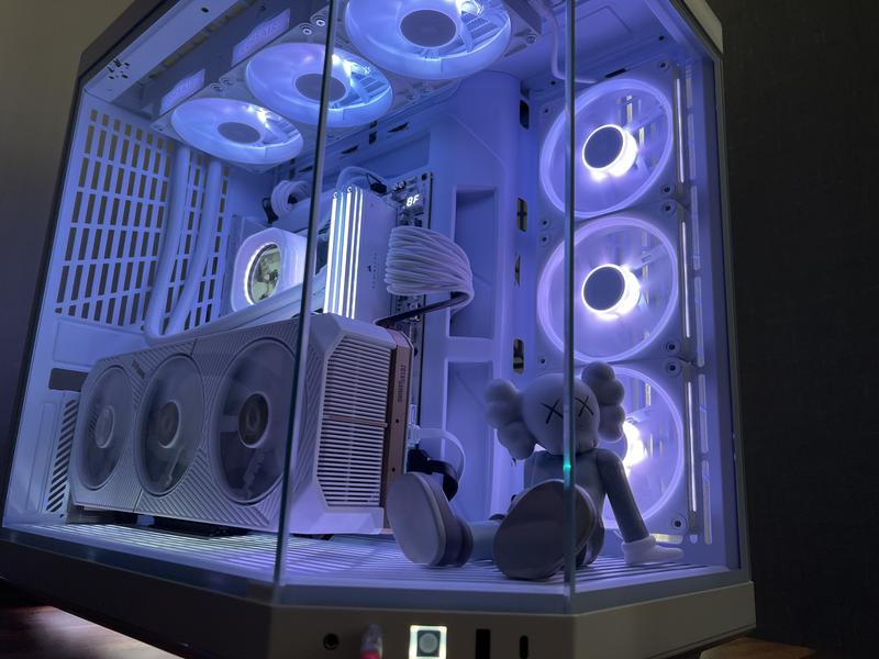 Zotac NVIDIA GeForce RTX 5080 SOLID White Overclocked Triple