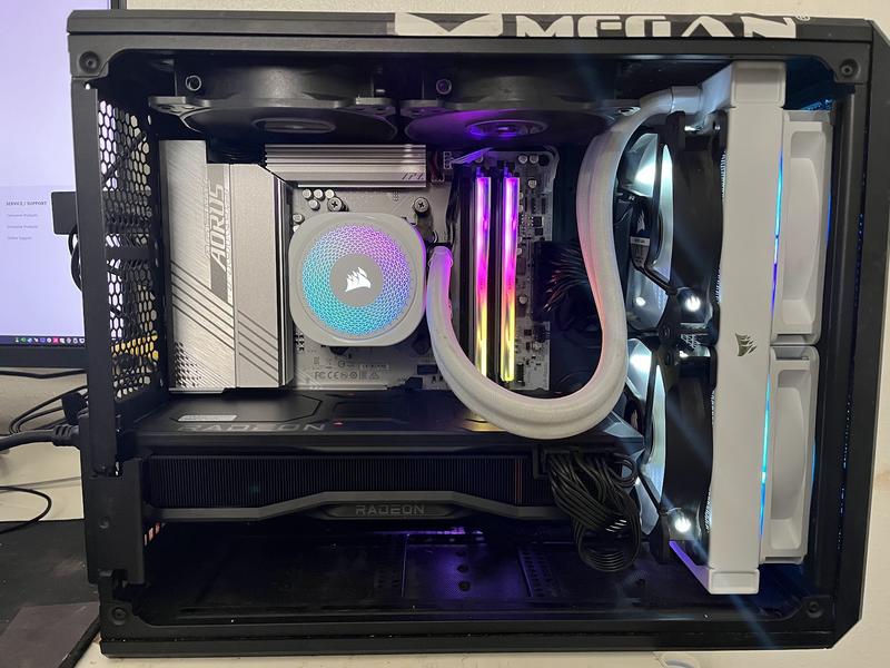 Gigabyte B650M AORUS ELITE AX ICE AMD AM5 microATX Motherboard