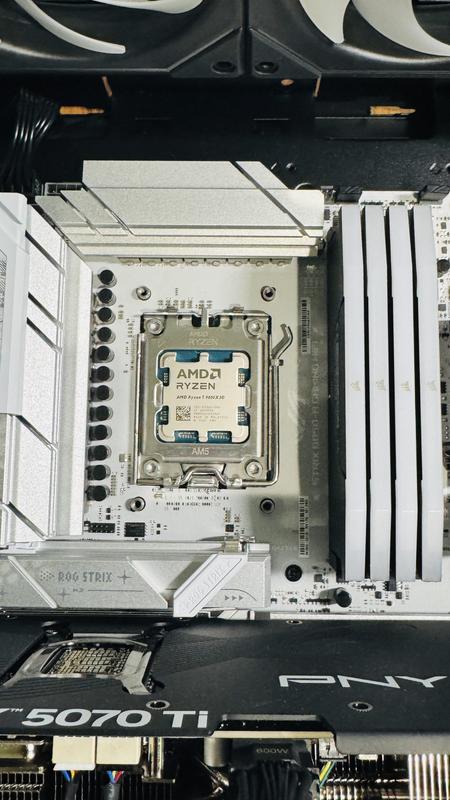 AMD Ryzen 7 9800X3D Granite Ridge AM5 4.70GHz 8-Core Boxed