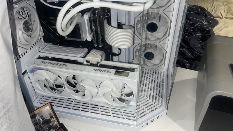 Gigabyte NVIDIA GeForce RTX 5090 MASTER ICE Overclocked Triple Fan