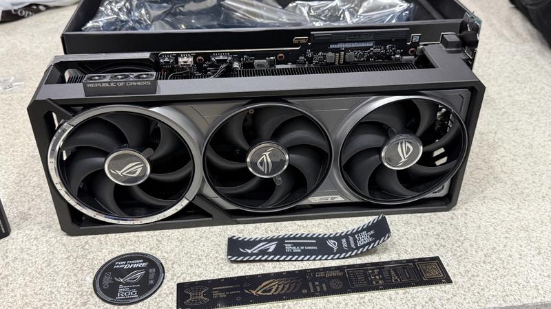 ASUS NVIDIA GeForce RTX 5090 ROG Astral Overclocked Triple Fan