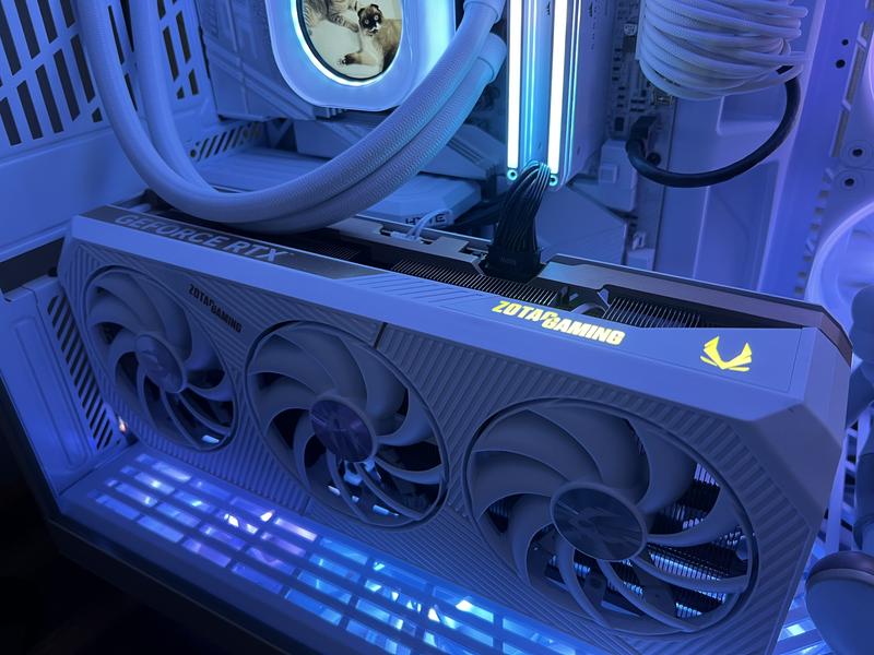 ［最終値下げ］ZOTAC GeForce RTX 5080 ホワイト Zotac NVIDIA GeForce RTX 5080 SOLID White Overclocked Triple