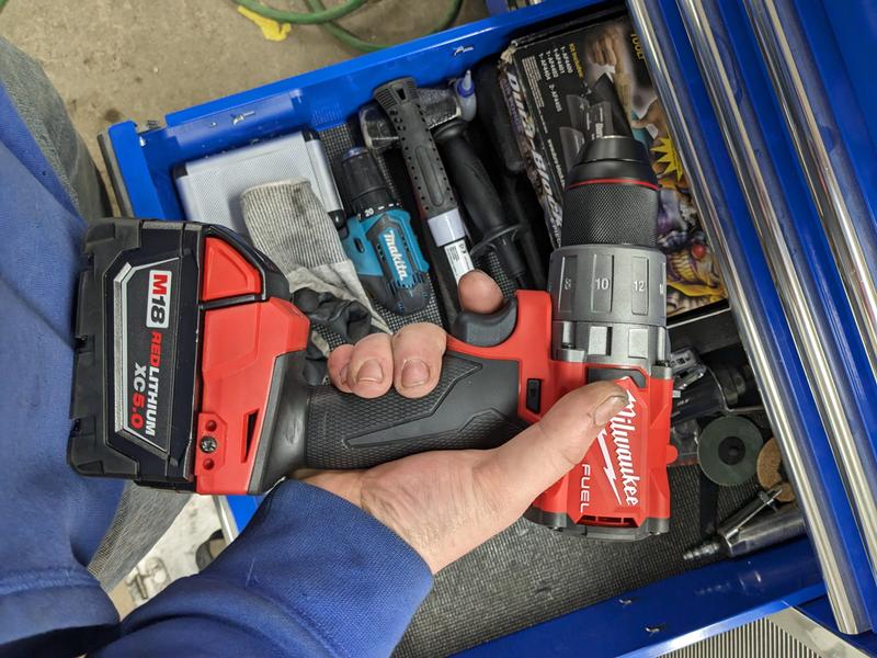 Milwaukee 2603-20 Herramienta de taladro de combustible M18 solamente