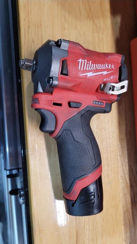 Llave de impacto MILWAUKEE M12 FUEL™ de 3/8″ 2454-20