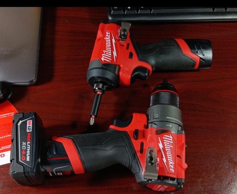 Combo Milwaukee 2598-22 de Taladro Percutor ½ con Atornillador de Impacto ¼  de 12 Voltios Brushless - Promart