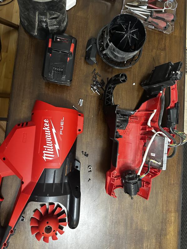 Soplador batería Milwaukee M18 FUEL F2BL-802 (x2 bat 8.0 Ah + cargador)