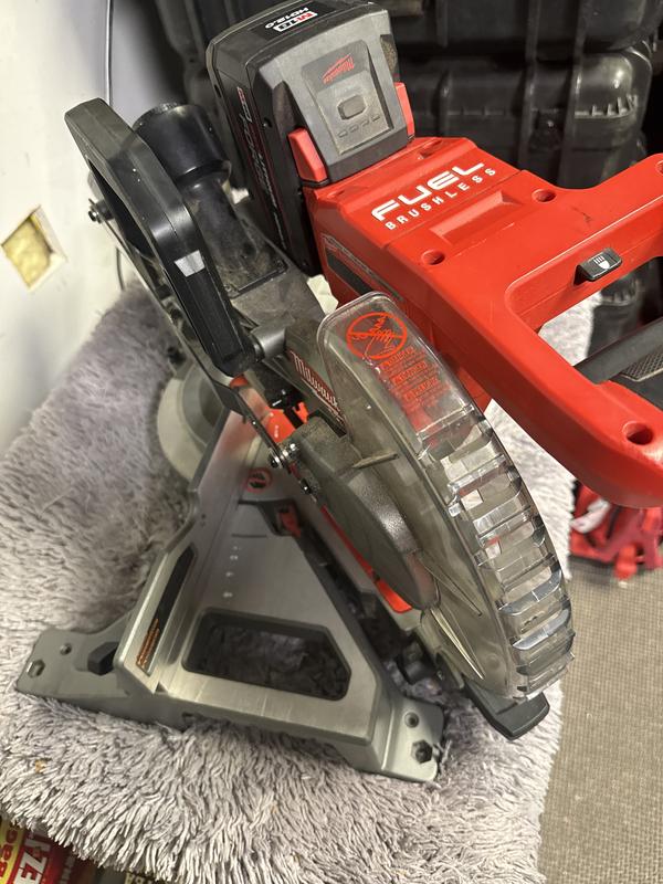 M18 FUEL™ 7-1/4” Dual Bevel Sliding Compound Miter Saw Kit