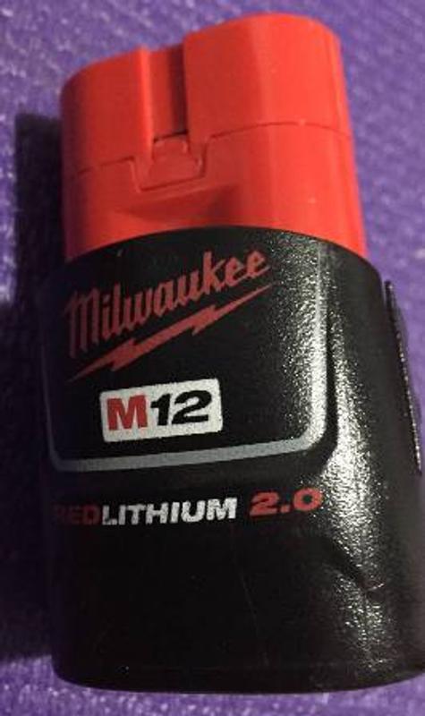 Milwaukee m12 battery discount flashes green and red