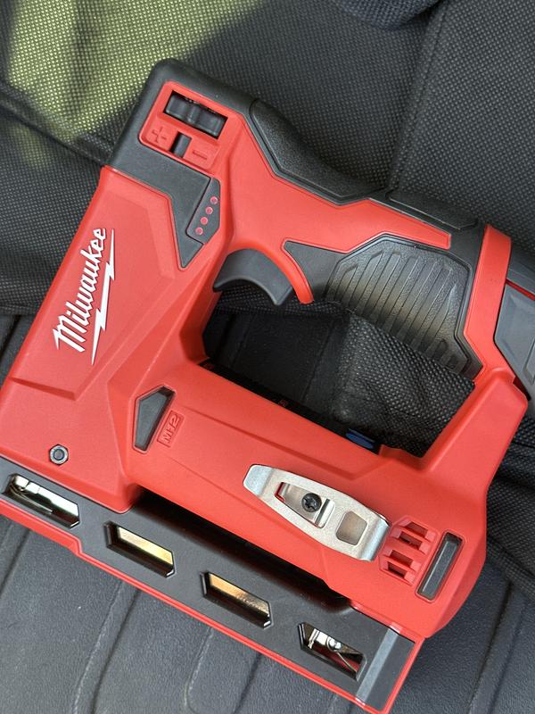 Milwaukee m12 cordless online staple gun