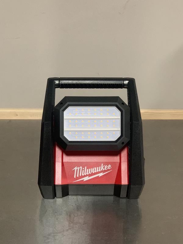 milwaukee 2360 20 m18 led hp flood light