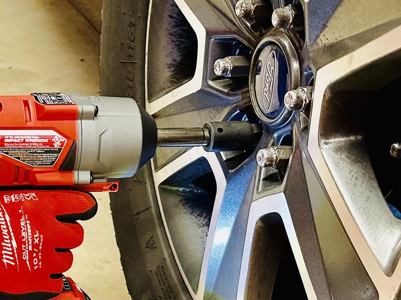 Milwaukee Impact Wrench: 7/16 in Hex Drive Size, 750 ft-lb Fastening  Torque, 750 ft-lb Breakaway Torque