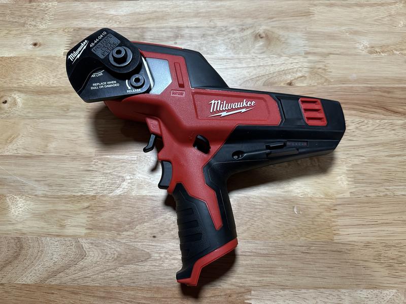 Milwaukee 12v deals cable cutter