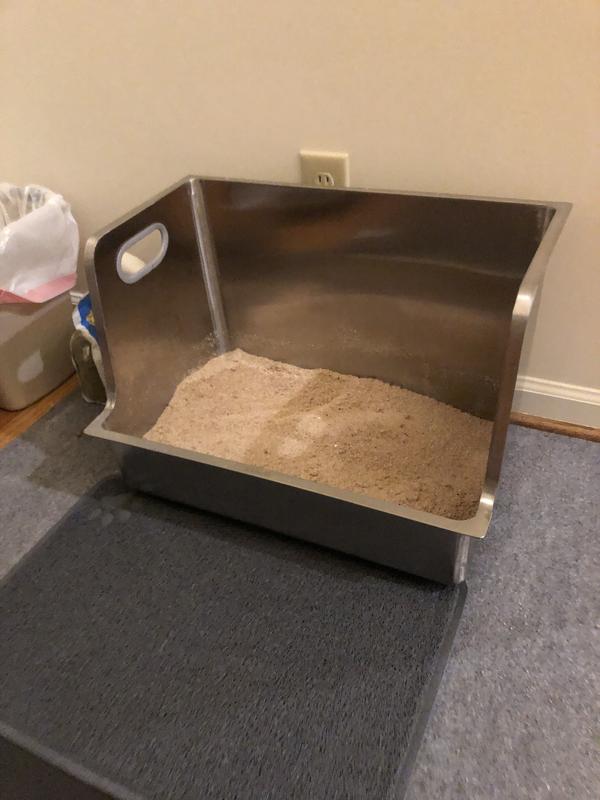 High sides prevent litter scatter around back and sides.