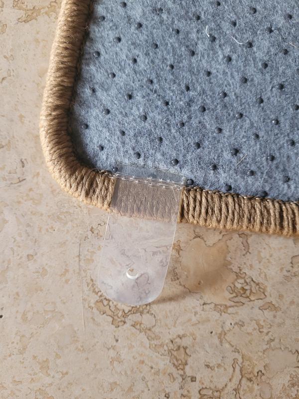 High-quality sewn in tabs for hanging