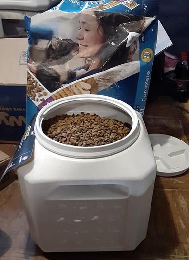 20lb bag of cat food in 25lb capacity container