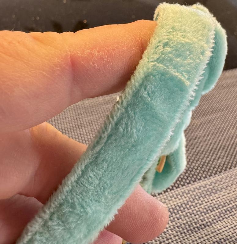 Velvet side of size small collar