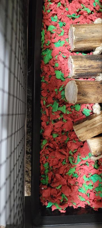 An inch and a half gap between tray and floor