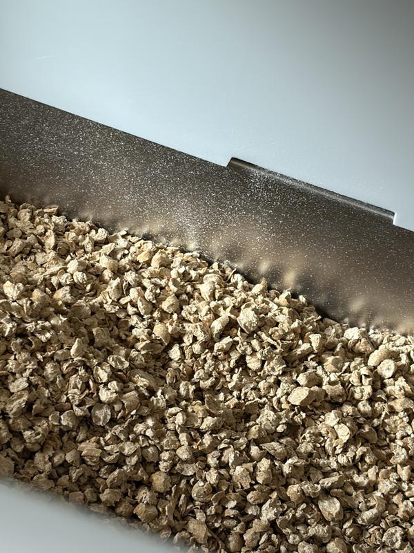 You can see the dust on the side of the litter box.