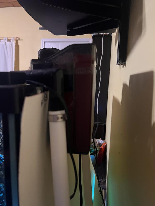 It comes with a leveler for the filter. It is a simple design but it works quite well to level the filter.